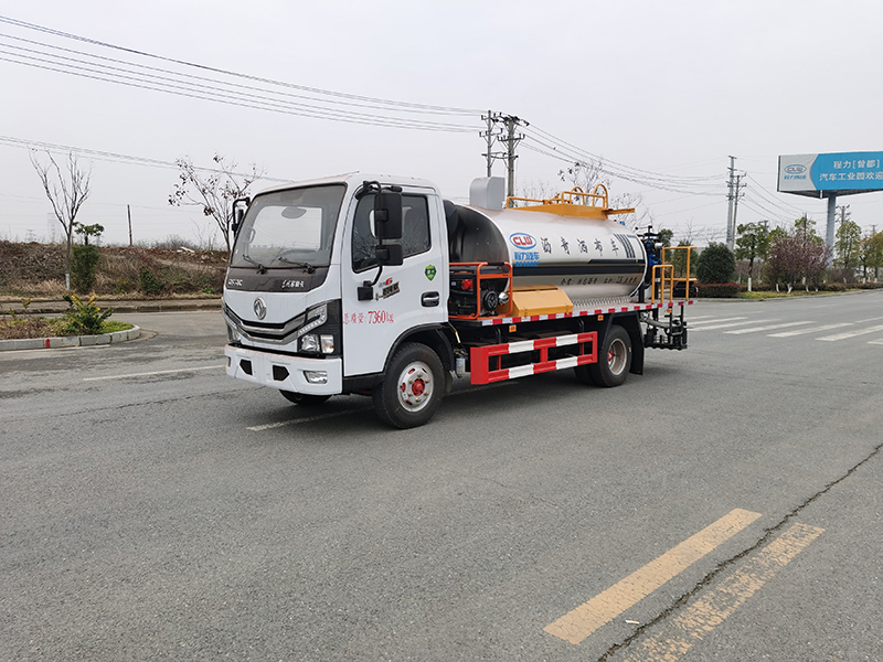 4.2立方東風多利卡智能型瀝青灑布車出口發(fā)車