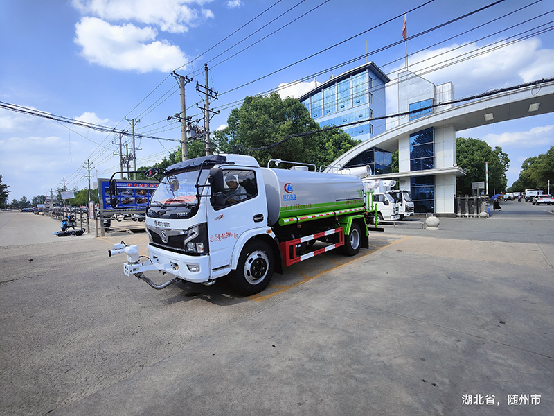 東風(fēng)多利卡10方噸霧炮灑水車(chē)發(fā)往新疆